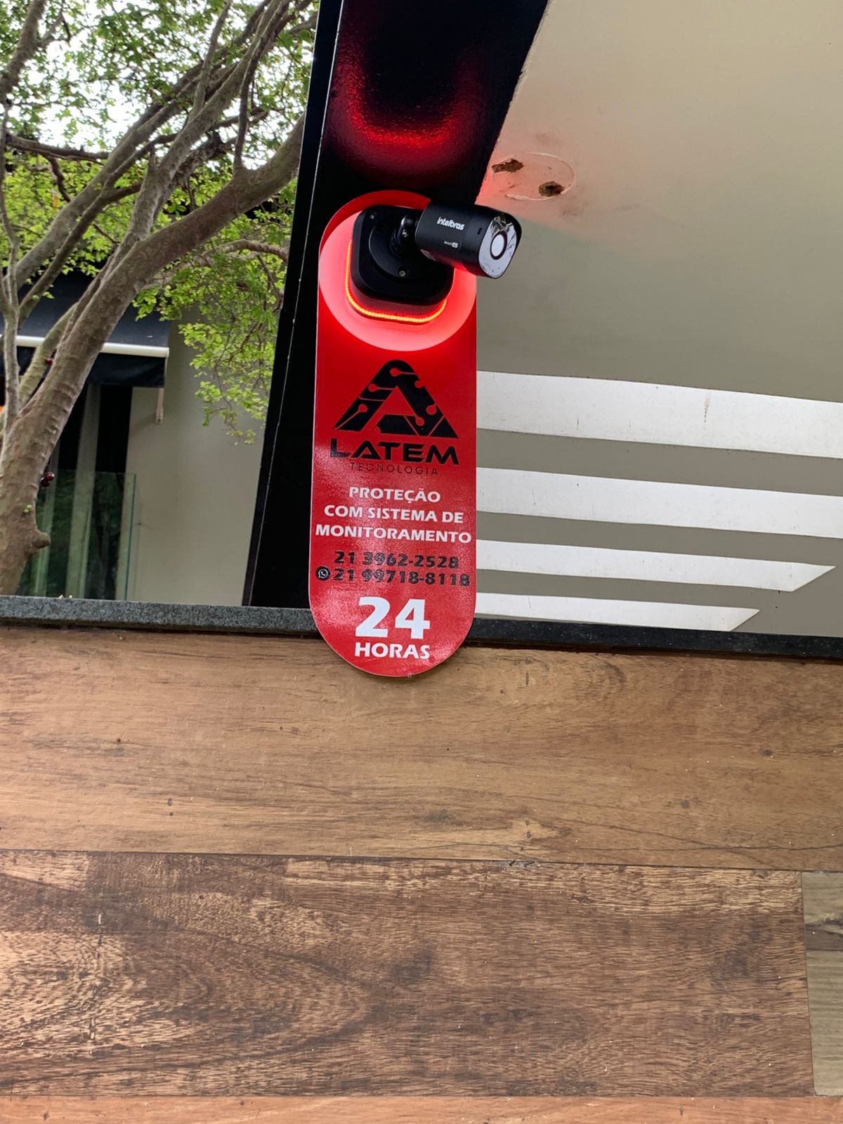 Câmera de segurança com placa de monitoramento 24 horas LATEM